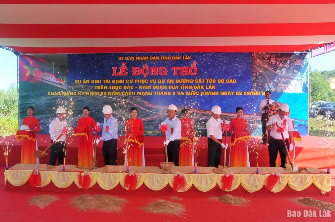 Phó Chủ tịch UBND tỉnh Đào Mỹ cùng lãnh đạo các sở, ngành, địa phương thực hiện nghi thức động thổ xây dựng dự án Khu tái định cư phục vụ dự án đường sắt tốc độ cao.