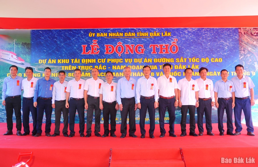 Phó Chủ tịch UBND tỉnh Đào Mỹ cùng lãnh đạo các sở, ngành và các địa phương bị ảnh hưởng bởi dự án đường sắt tốc độ cao đoạn qua địa bàn tỉnh chụp ảnh lưu niệm.