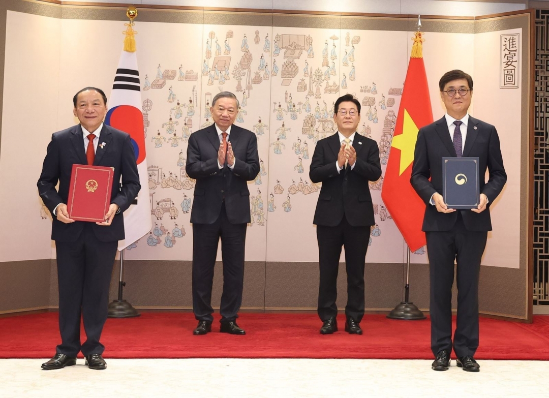 Công tác văn hóa đối ngoại không ngừng được tăng cường, mở rộng - trong ảnh: Trước sự chứng kiến của Tổng Bí thư Tô Lâm và Tổng thống Hàn Quốc Lee Jae Myung, Bộ trưởng Bộ VHTTDL Nguyễn Văn Hùng và Bộ trưởng Bộ VHTTDL Hàn Quốc Chae Hwi Young đã ký kết Bản ghi nhớ hợp tác về quyền tác giả, quyền liên quan giữa hai bộ, trong khuôn khổ chuyến thăm cấp Nhà nước tới Đại Hàn Dân quốc của Tổng Bí thư Tô Lâm (tháng 8- 2025). Ảnh: TTXVN
