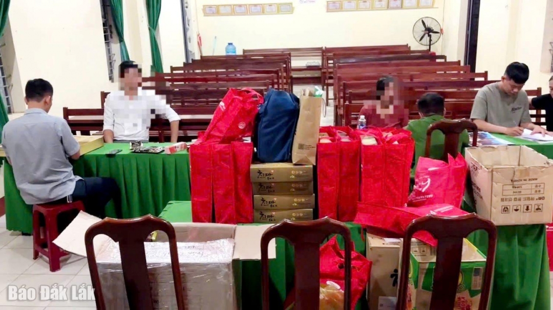 Lực lượng chức năng khám xét hiện trường vụ việc.
