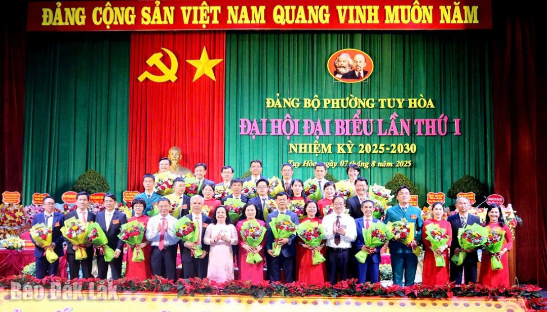 Đại diện Trung ương và lãnh đạo tỉnh tặng hoa chúc mừng Ban Chấp hành Đảng bộ phường Tuy Hòa nhiệm kỳ 2025 - 2030.