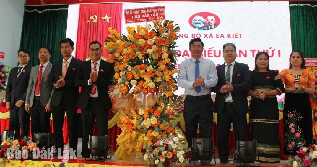 Trưởng Ban Tổ chức Tỉnh ủy Nguyễn Thượng Hải tặng hoa chúc mừng Ban Chấp hành Đảng bộ xã Ea Kiết nhiệm kỳ 2025 - 2030.