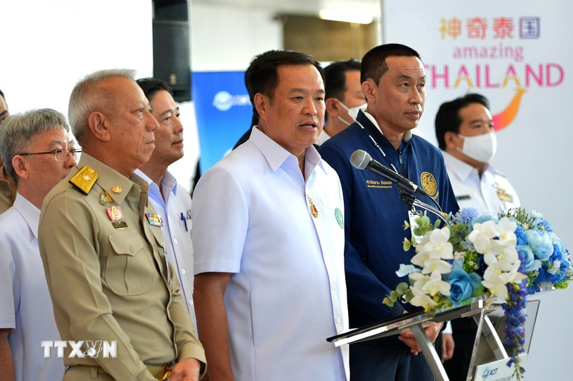 Trong một tuyên bố đưa ra vào tối 29/8, đảng Bhumjaithai xác nhận ủy ban điều hành đã ủy quyền cho lãnh đạo đảng Anutin Charnvirakul (giữa, phía trước) thành lập một liên minh mới với sự ủng hộ của PP - đảng hiện nắm giữ số ghế lớn nhất tại Hạ viện. Ảnh: THX/TTXVN