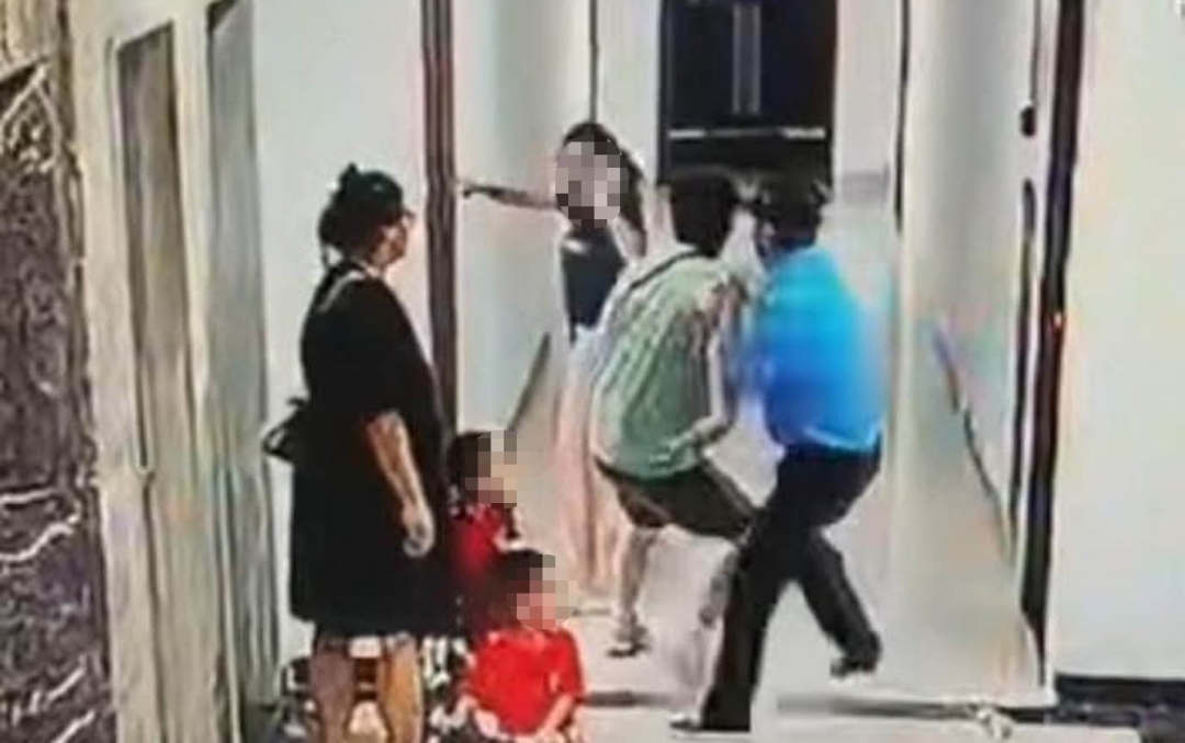 Hình ảnh Đặng Chí Thành (áo xanh) hành hung người phụ nữ được camera ghi lại