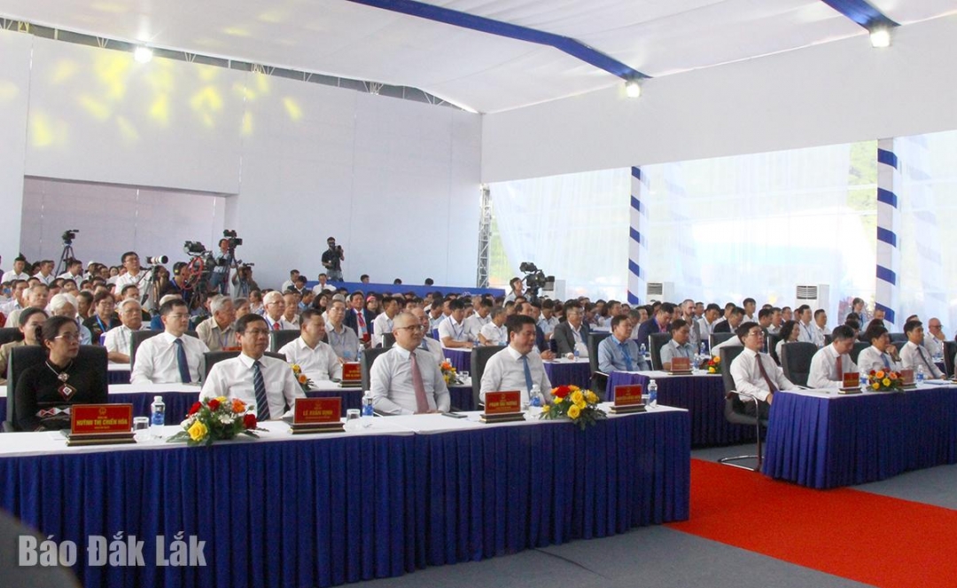 Các đại biểu theo dõi trực tuyến lễ khánh thành, khởi công các dự án, công trình tại điểm cầu Khu bến cảng Bãi Gốc.