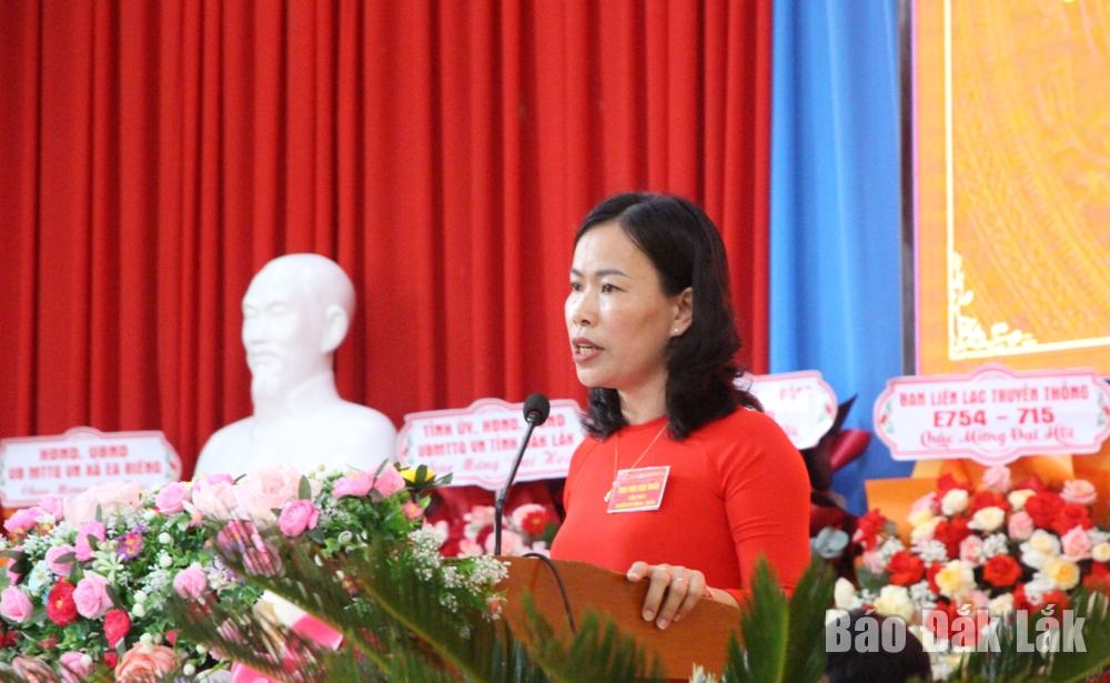 Đồng chí Phạm Thị Hải Yến, Bí thư Đảng ủy, Chủ tịch HĐND xã Ea Riêng phát biểu tại đại hội.