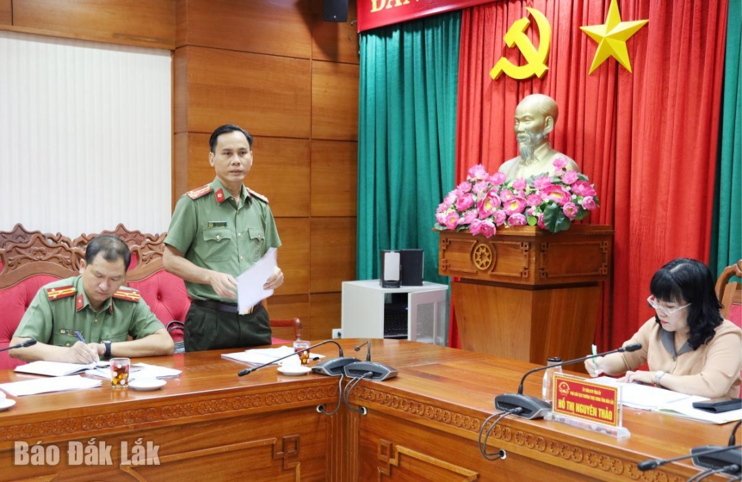Đại diện lãnh đạo Công an tỉnh báo cáo tiến độ triển khai chương trình Lễ kỷ niệm.