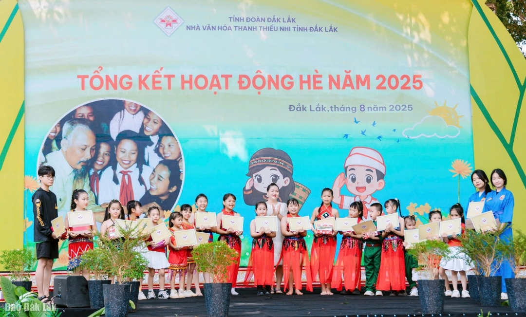 Đại diện Nhà Văn hóa Thanh thiếu nhi tỉnh tặng giấy khen cho học sinh có thành tích xuất sắc. 