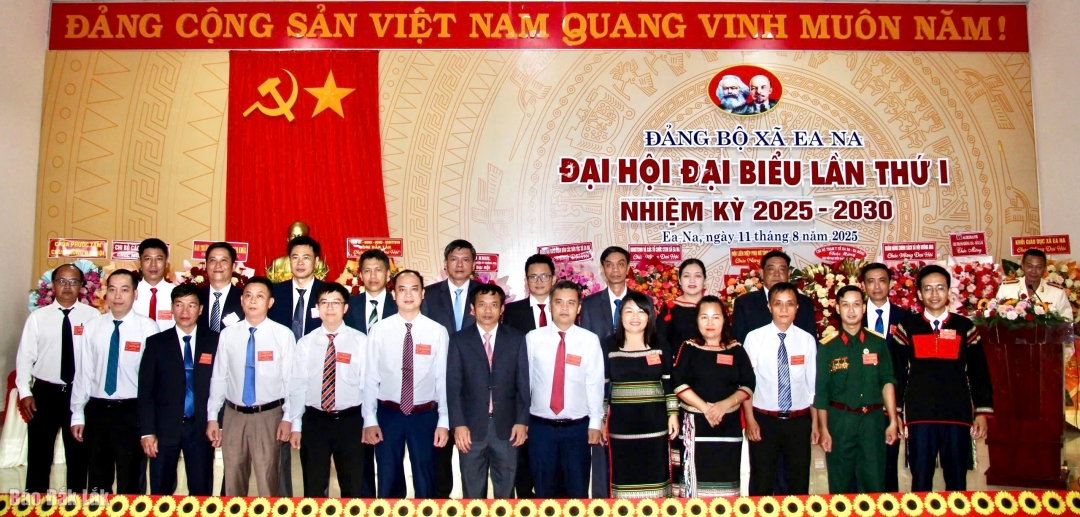 Ban Chấp hành Đảng bộ xã Ea Na nhiệm kỳ 2025 - 2030 ra mắt nhận nhiệm vụ.