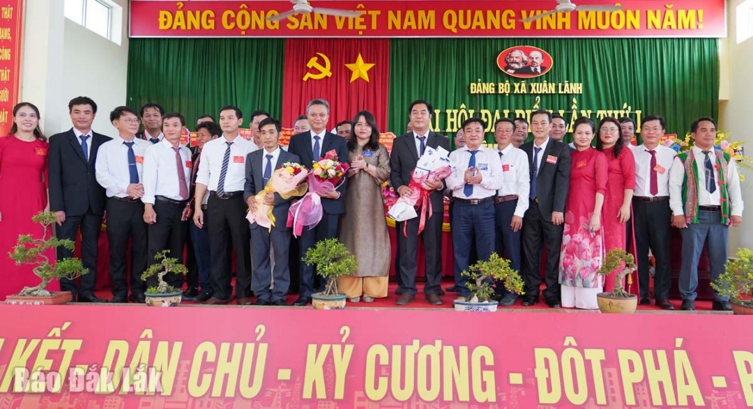 Ban Chấp hành Đảng bộ xã Xuân Lãnh lần thứ I, nhiệm kỳ 2025 - 2030 ra mắt nhận nhiệm vụ tại đại hội.