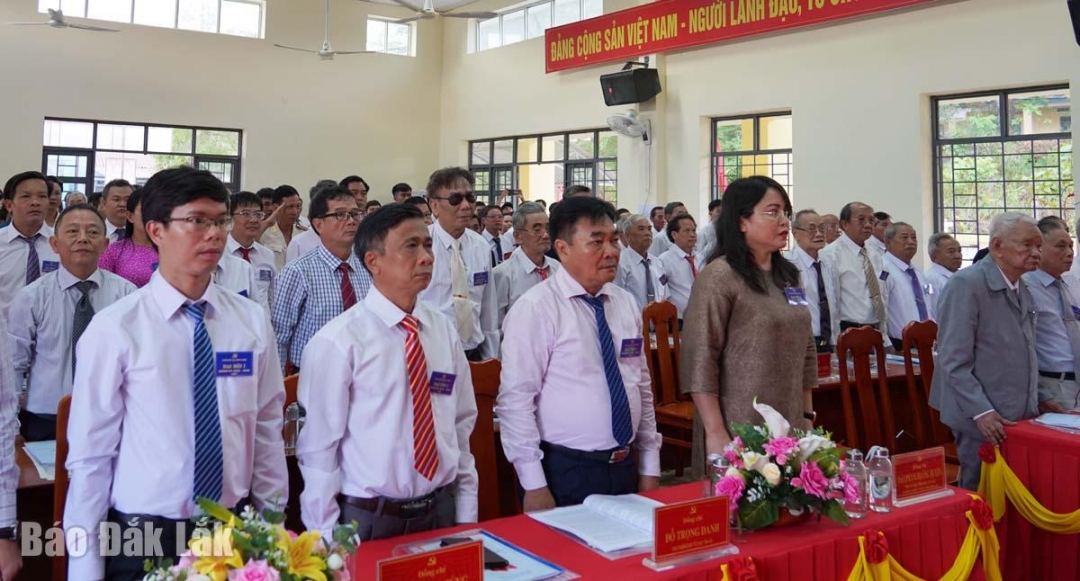Các địa biểu nghiêm trang làm lễ chào cớ trước khi vào đại hội.