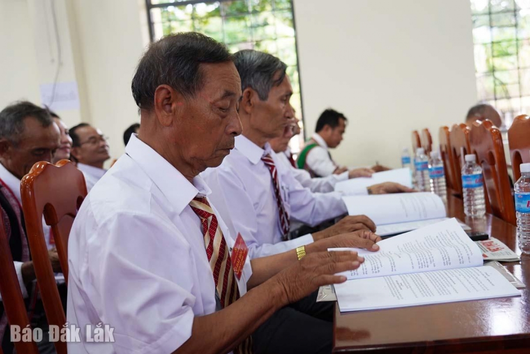 Đại biểu đọc báo cáo chính trị tại đại hội, trước khi biểu quyết các chỉ tiêu của Nghị quyết đại hội. 