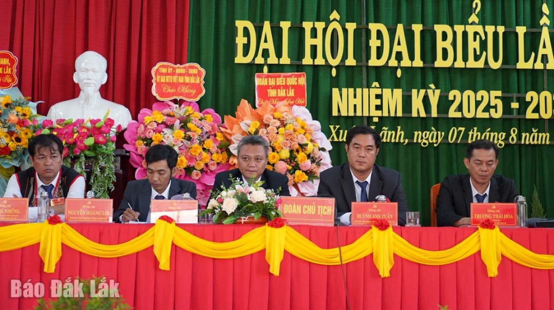 Đoàn Chủ tịch điều hành đại hội.