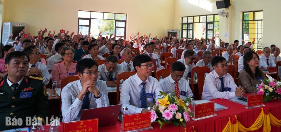 Các đại biểu biểu quyết thông qua Nghị quyết đại hội.
