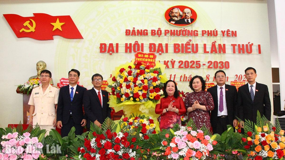 Lãnh đạo tỉnh tặng hoa chúc mừng Đại hội đại biểu Đảng bộ phường Phú Yên lần thứ I.