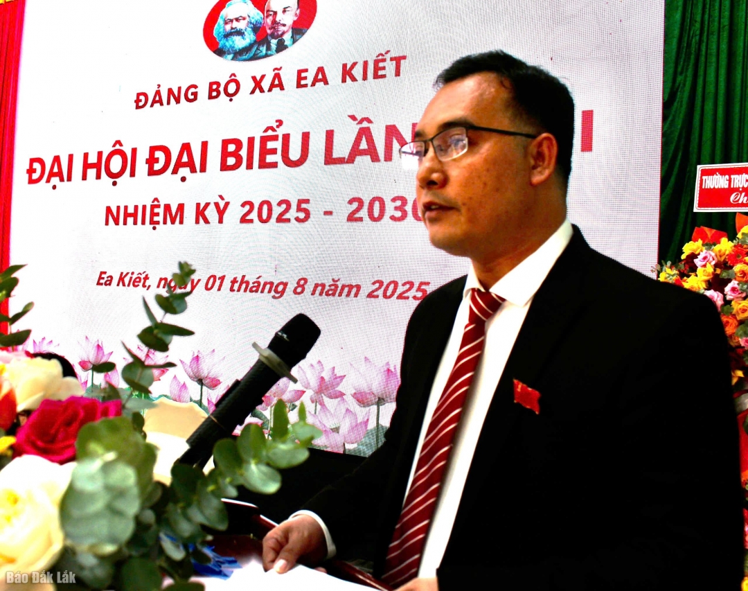 Đồng chí Y Wal Mlô, Bí thư Đảng ủy xã Ea Kiết phát biểu tại đại hội