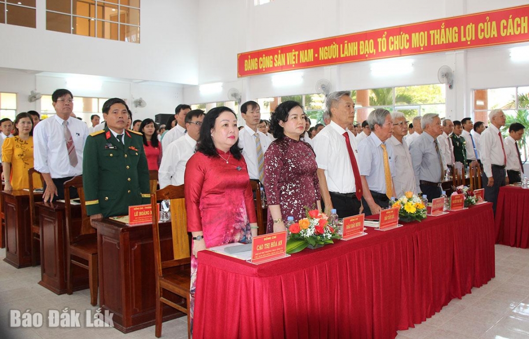 Các đại biểu làm lễ chào cờ.