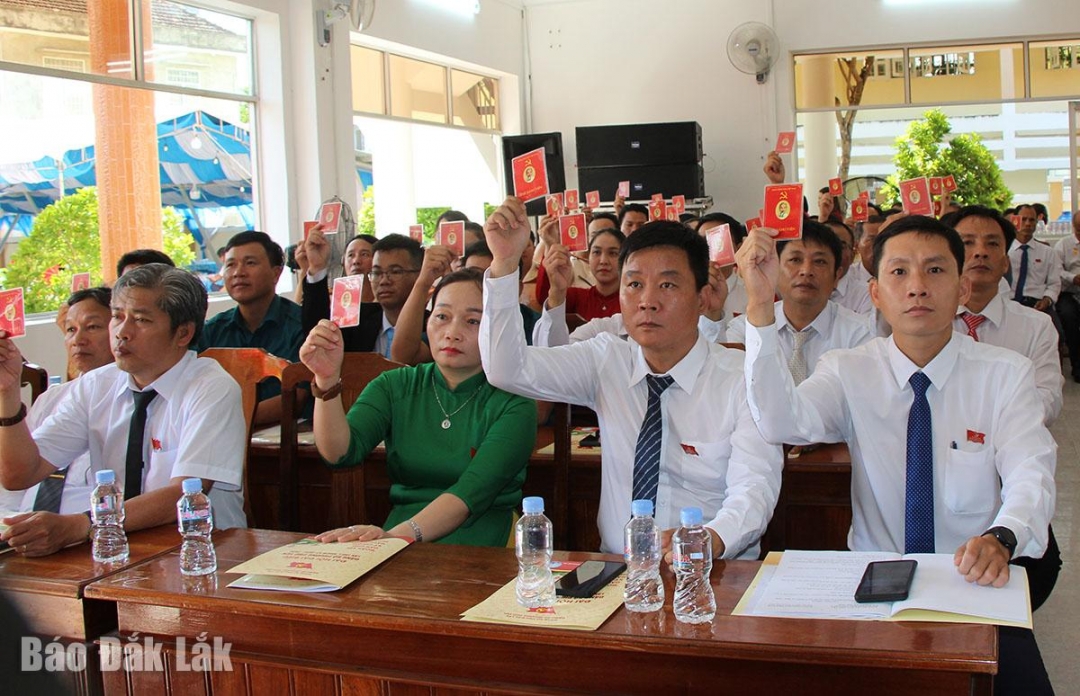 Các đại biểu biểu quyết thông qua nghị quyết đại hội.