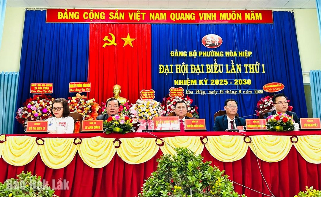 Đoàn Chủ tịch điều hành đại hội.
