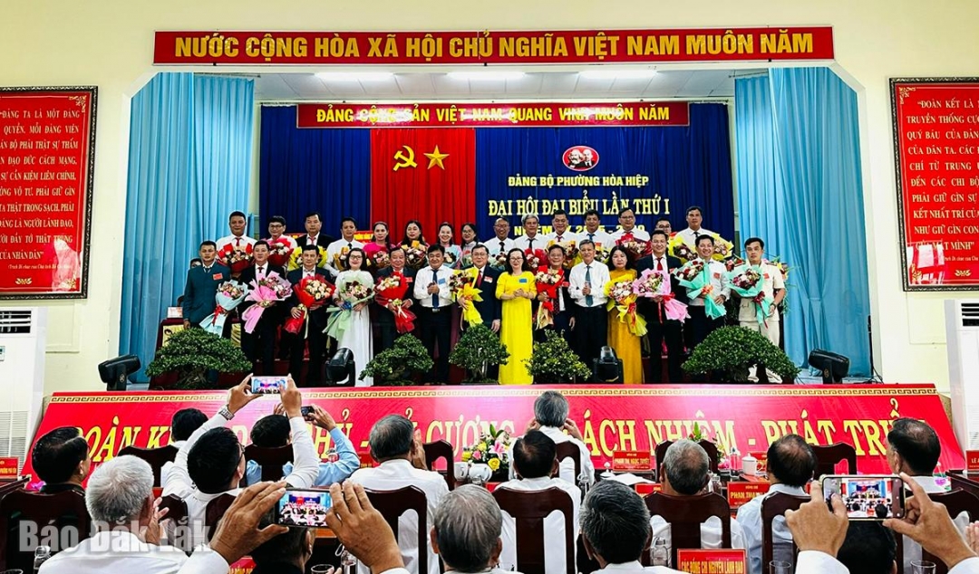 Phó Trưởng Ban Tổ chức Tỉnh ủy Đỗ Trọng Danh, Phó Chủ tịch Ủy ban MTTQ Việt Nam tỉnh Phạm Thị Ngọc Tuyết và Phó Giám đốc Sở Nội vụ Lê Tấn Đễ tặng hoa chúc mừng Ban Chấp hành Đảng bộ phường Hòa Hiệp, nhiệm kỳ 2025 - 2030.  