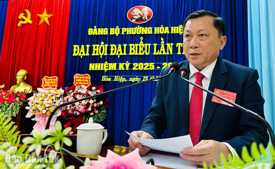Bí thư Đảng ủy, Chủ tịch HĐND phường Hòa Hiệp Nguyễn Xuân Hùng phát biểu khai mạc đại hội.