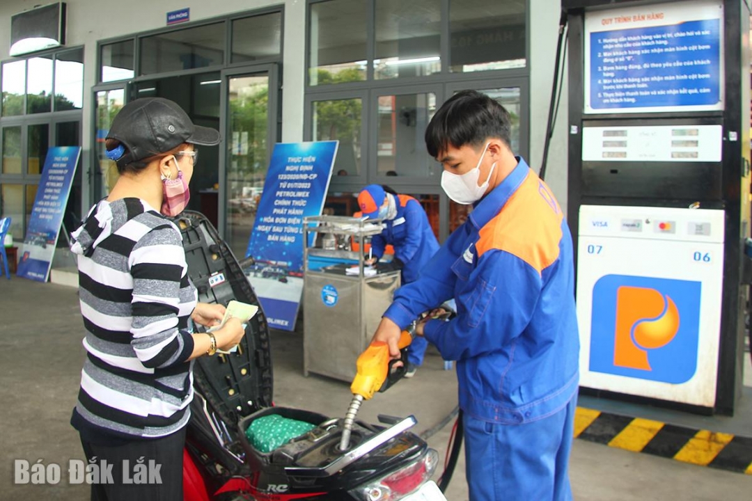 Chỉ số giá nhóm giao thông giảm 0,29% do giá xăng dầu giảm 1,46%.