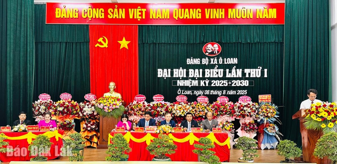 Đoàn chủ tịch điều hành đại hội.