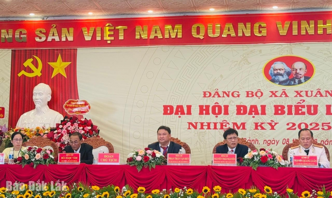 Đoàn chủ tịch điều hành đại hội.