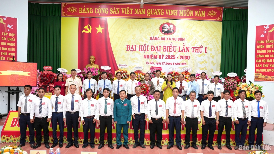 Ban Chấp hành Đảng bộ xã Vụ Bổn nhiệm kỳ 2025 - 2030 ra mắt đại hội. Ảnh: Đức Hoàng