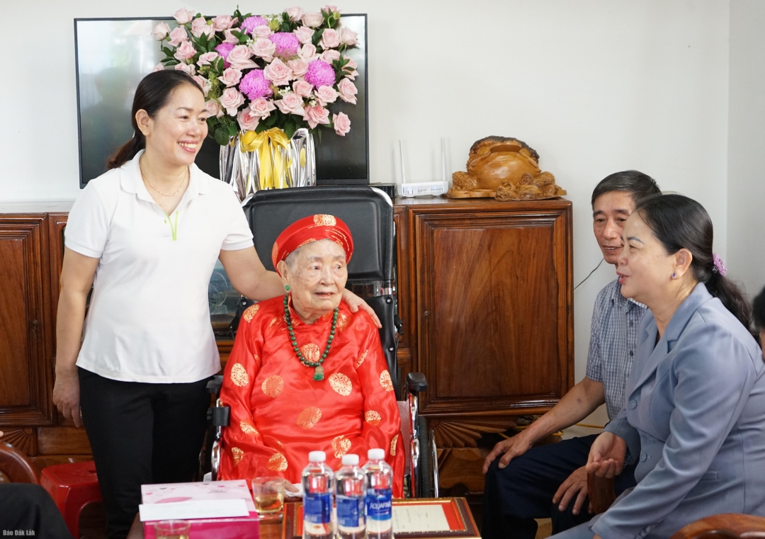 Đại diện Hội Người cao tuổi tỉnh thăm, tặng quà, chúc thọ người cao tuổi trên địa bàn tỉnh.