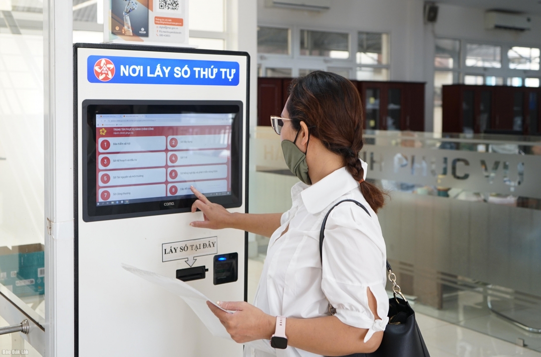 Người dân thực hiện thủ tục tại Trung tâm Hành chính công tỉnh
