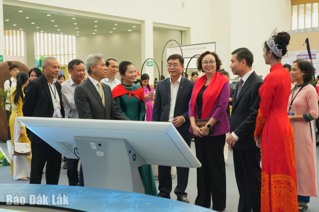 Các đồng chí lãnh đạo tham quan Khu trưng bày của tỉnh Đắk Lắk.