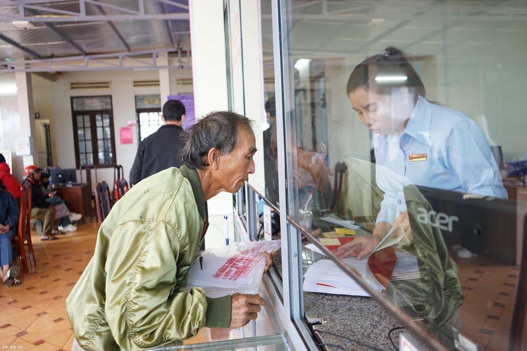 Cán bộ phường Cư Bao hướng dẫn người dân thực hiện các thủ tục hành chính. (Ảnh minh họa)
