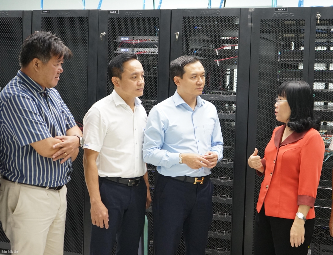 Phó CHủ tịch Thường trực UBND tỉnh Hồ Thị Nguyên Thảo thăm khu Trung tâm dữ liệu tỉnh tại Sở Khoa học và Công nghệ