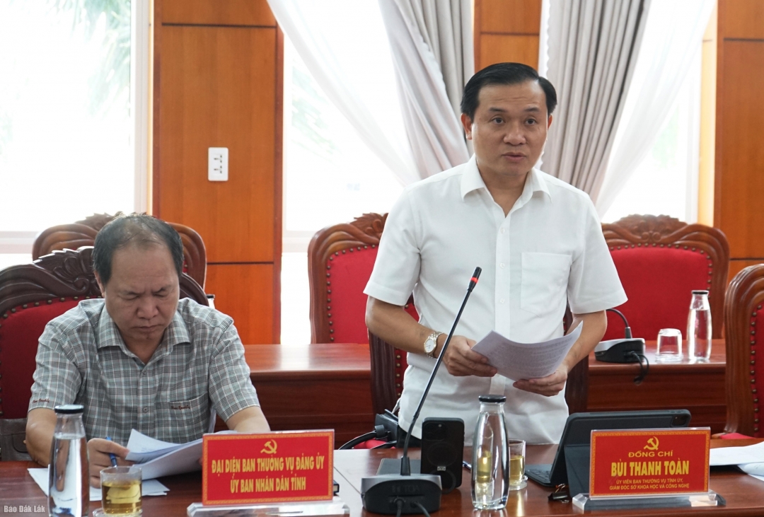 Ủy viên Ban Thường vụ Tỉnh ủy, Giám đốc Sở KH-CN Bùi Thanh Toàn báo cáo lết quả thực hiện Nghị quyết số 57-NQ/TW trên địa bàn tỉnh.