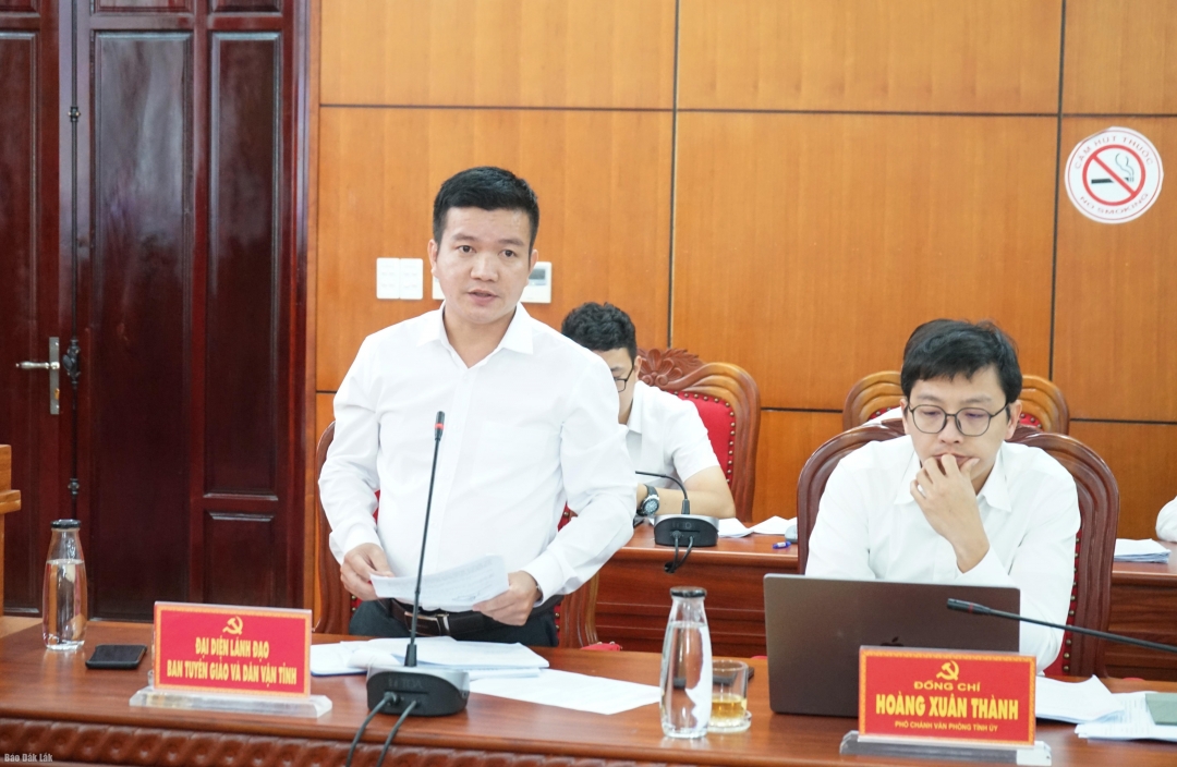 Đại diện Ban Tuyên giáo và Dân vận Tỉnh ủy tham gia ý kiến tại buội làm việc