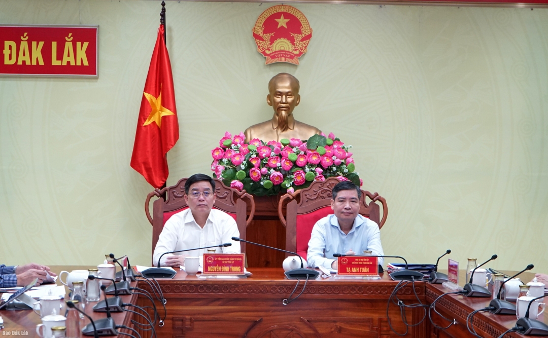Bí thư Tỉnh ủy Nguyễn Đình Trung và Phó Bí thư Tỉnh ủy, Chủ tịch UBND tỉnh Tạ Anh Tuấn chủ trì hội nghị tại điểm cầu Đắk Lắk