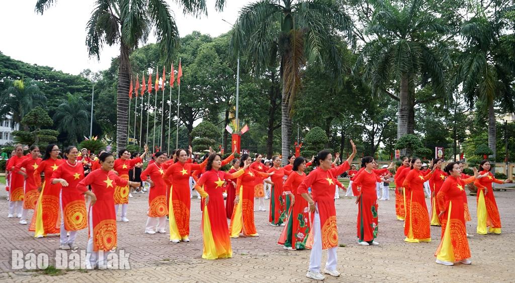 Người dân Đắk Lắk hân hoan, rộn ràng đón Tết Độc lập 