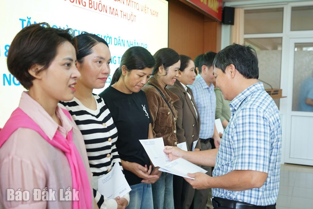 Ông Nguyễn Ngọc Lân, Phó Chủ tịch UBND phường Buôn Ma Thuột trao quà của Nhà nước tặng người dân