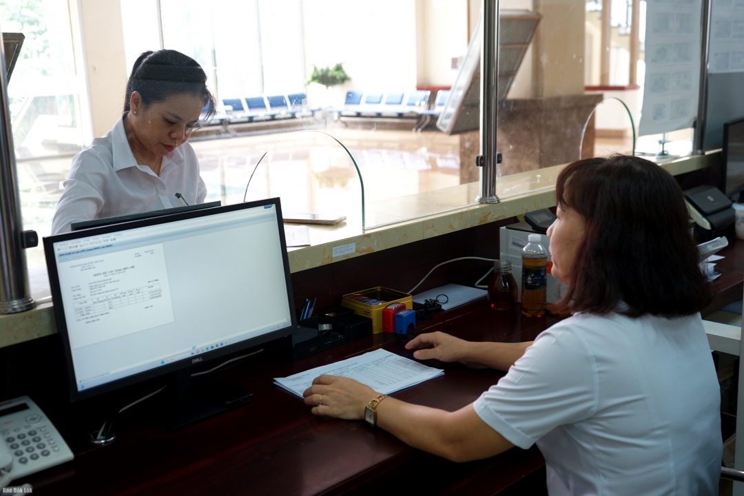 Cán bộ bộ phận Tiền tệ kho quỹ Ngân hàng Nhà nước chi nhánh khu vực 11 túc trực làm việc để bảo đảm việc tặng quà cho nhân dân đúng quy định