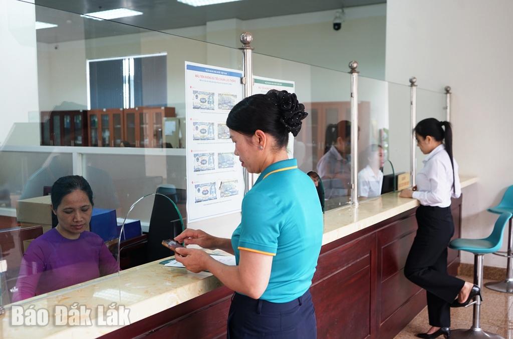 Cán bộ, nhân viên các ngân hàng thương mại đến thực hiện các giao dịch nhận tiền tại Ngân hàng Nhà nước khu vực 11