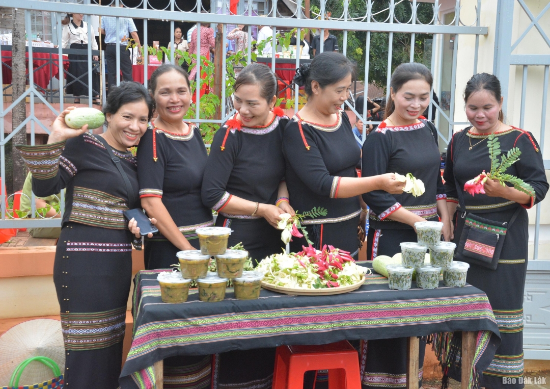 Giới thiệu các món ăn, ẩm thực đặc trưng của dân tộc Êđê tại lễ ra mắt buôn du lịch cộng đồng