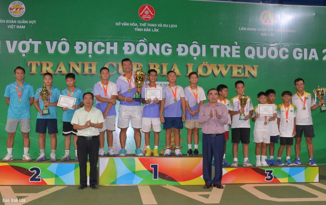 Ban tổ chức trao giải cho các đội đoạt thành tích cao ở nội dung đồng đội nam U12.