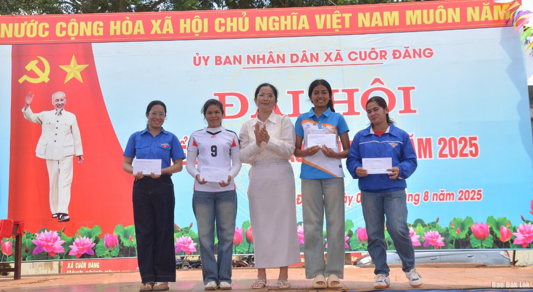 Ban tổ chức trao thưởng cho các vận động viên đoạt thành tích cao ở môn cà kheo nữ.