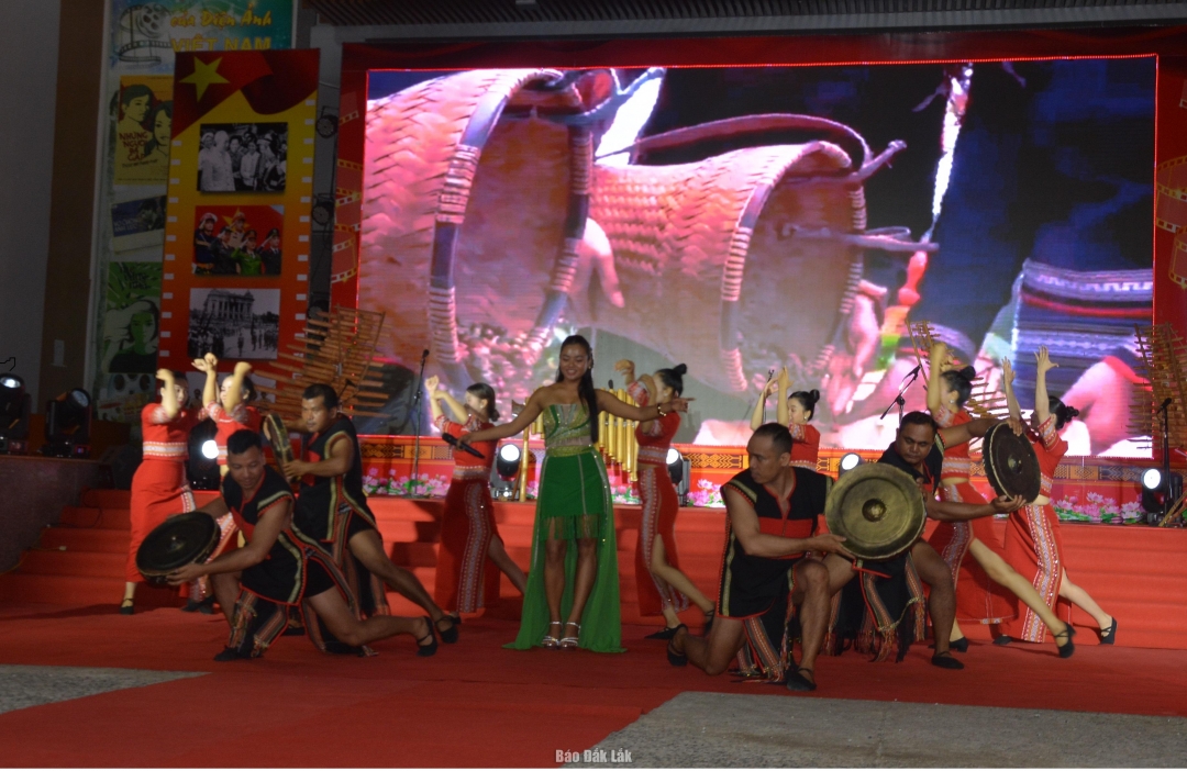 Văn nghệ chào mừng đợt phim.