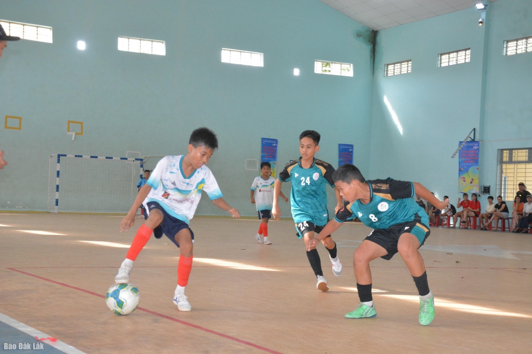 Một pha tranh bóng ở trận chung kết.