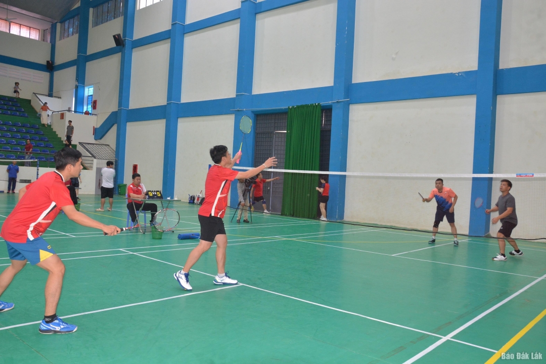 Vận động viên tranh tài ở môn cầu lông, nội dung đôi nam.