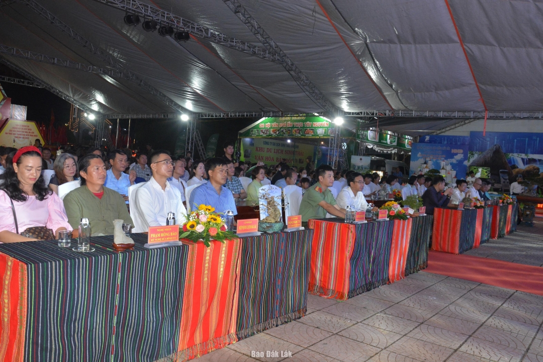 Quang cảnh lễ khai mạc Tuần 