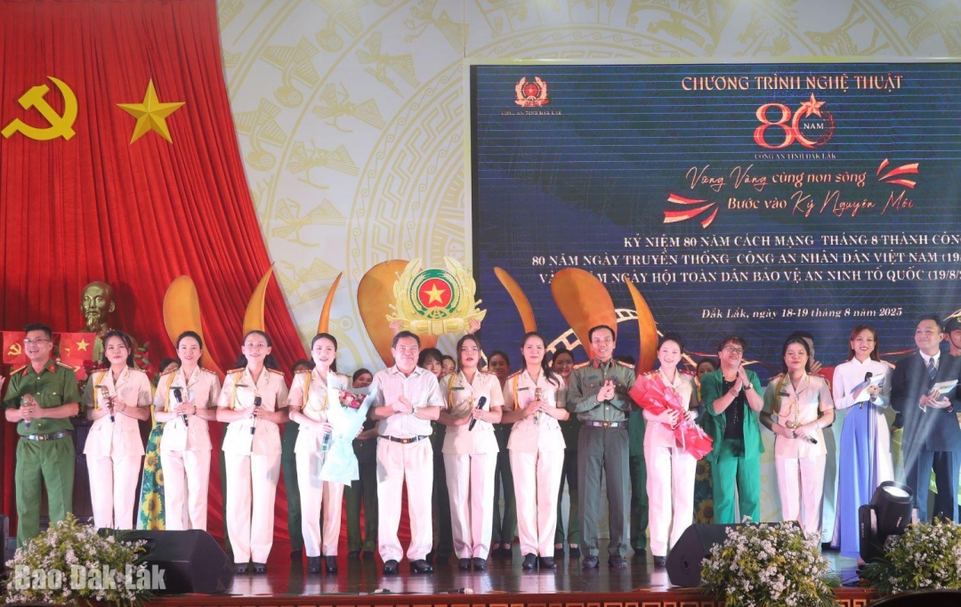 Lãnh đạo Công an tỉnh tặng hoa chúc mừng các đội văn nghệ.