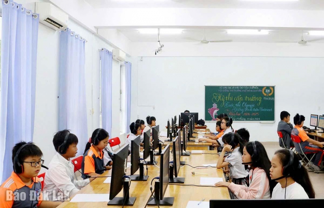 Học sinh Trường phổ thông Duy Tân, phường Bình Kiến cập nhật thông tin bài học qua mạng internet tại phòng máy vi tính của trường